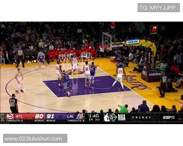 老鹰与湖人激战回顾球场上的精彩瞬间与战术分析